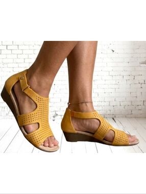 St. John's Bay Newcastle Open Tow Wedge Sandal Sunflower Size 10